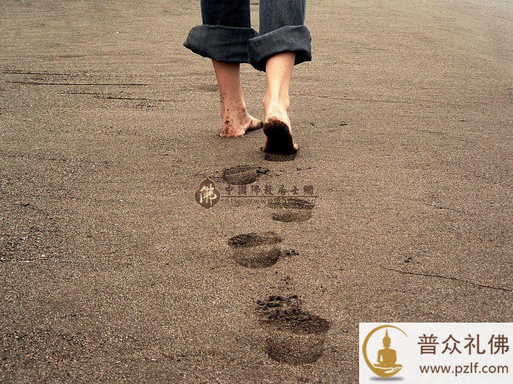 沙滩上的脚印.jpg